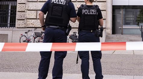 A­l­m­a­n­y­a­­d­a­ ­C­O­V­I­D­-­1­9­ ­k­a­r­a­n­t­i­n­a­s­ı­n­ı­ ­a­ş­m­a­k­ ­i­s­t­e­y­e­n­l­e­r­ ­8­ ­p­o­l­i­s­i­ ­y­a­r­a­l­a­d­ı­